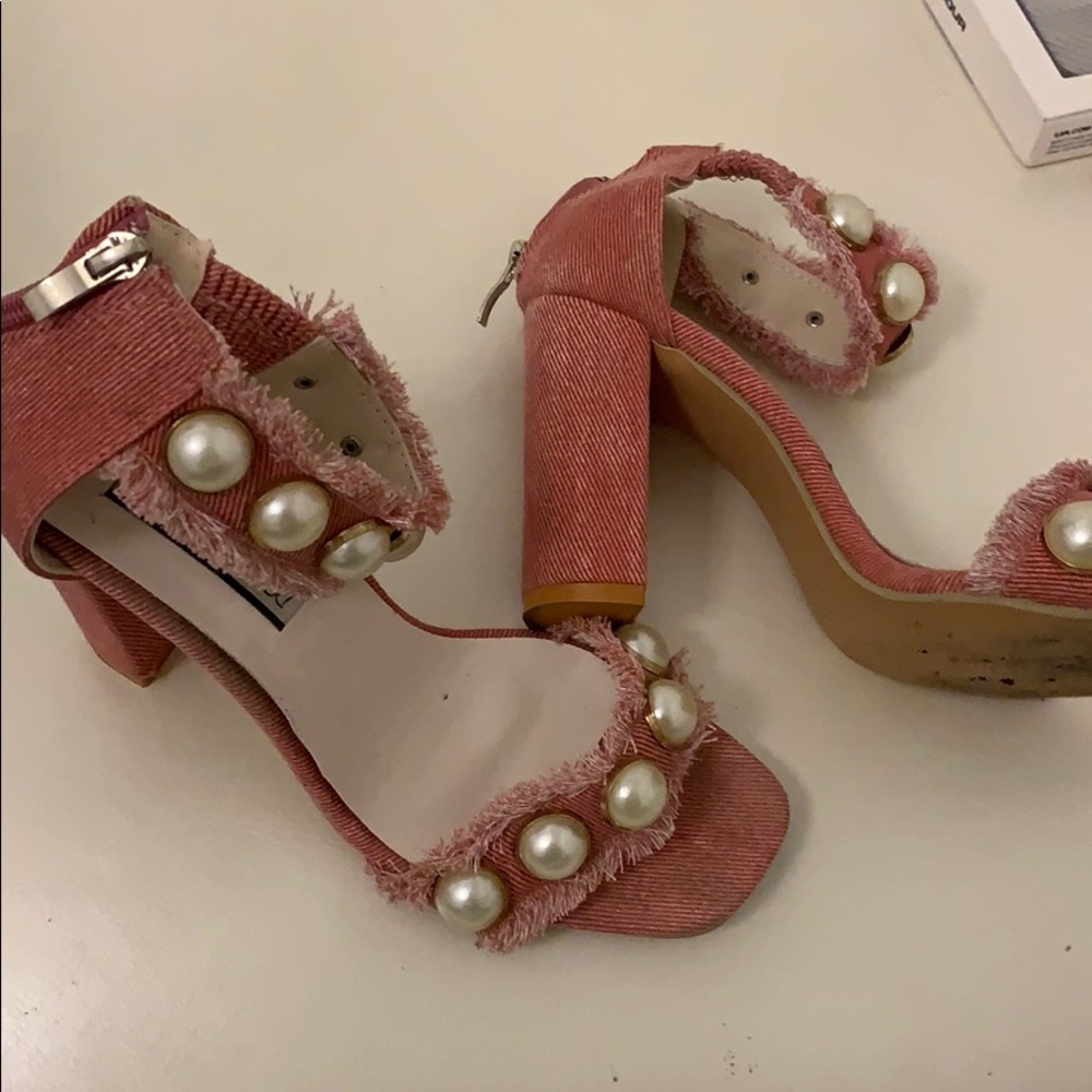 Pink pearl detail sandal